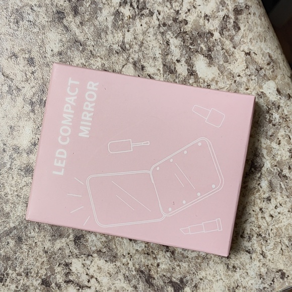 Light up pink compact mirror - Picture 1 of 6
